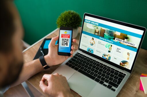 Persona usando un cupón desde su celular para un ecommerce
