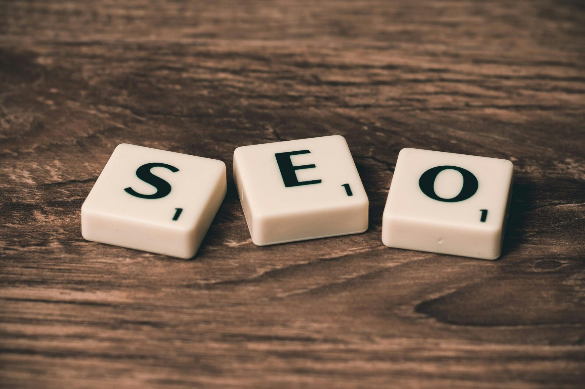 Ilustración sobre posicionamiento SEO, donde se forma la palabra SEO con fichas de juego de mesa