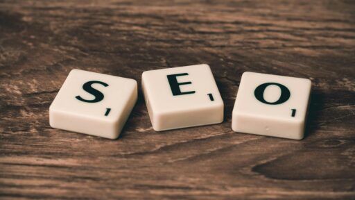 Ilustración sobre posicionamiento SEO, donde se forma la palabra SEO con fichas de juego de mesa