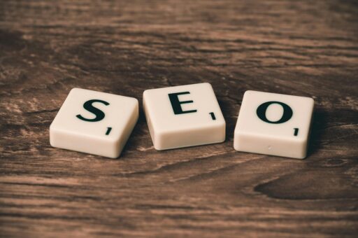 Ilustración sobre posicionamiento SEO, donde se forma la palabra SEO con fichas de juego de mesa