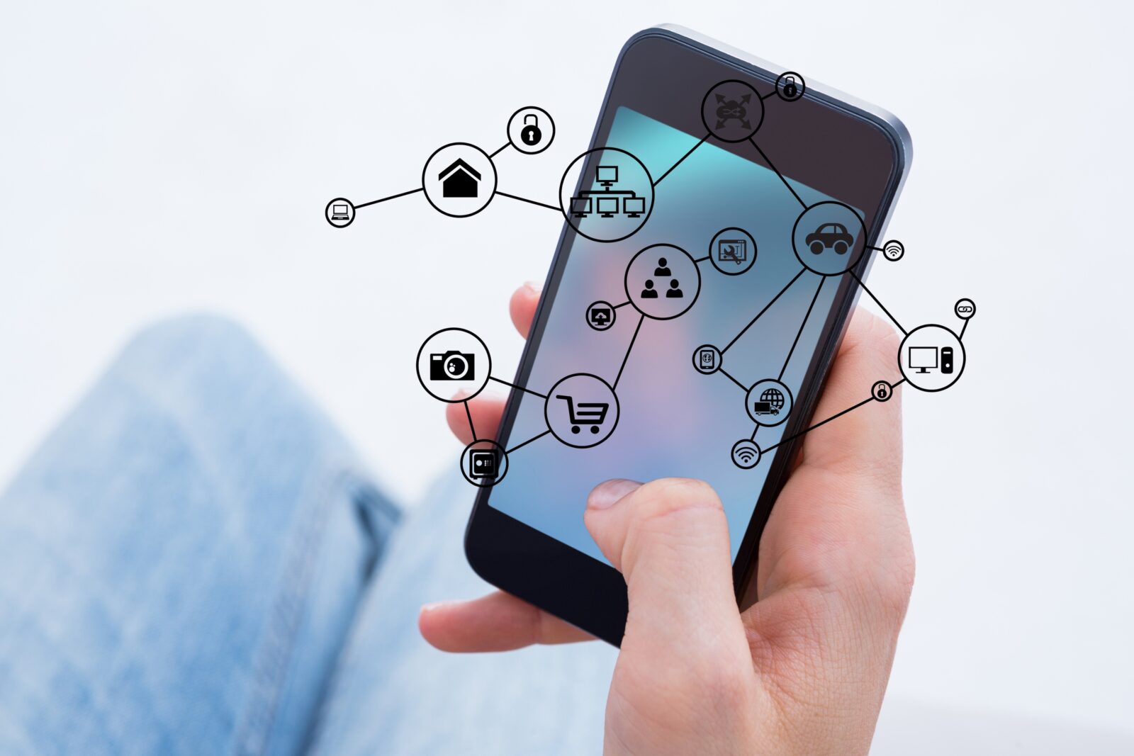 Dispositivo móvil desde donde se escapa un esquema de todas las integraciones posibles de un ecommerce