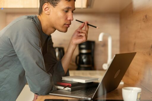 Ilustración sobre qué es un MVP enfocada en la ideación: pensar la idea, validar hipótesis y elegir las funciones clave antes de construir.