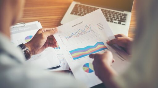 Persona mirando métricas de rendimiento de Staff Augmentation