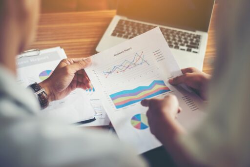 Persona mirando métricas de rendimiento de Staff Augmentation