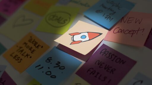 post it de organización de proyecto con un cohete por despegar