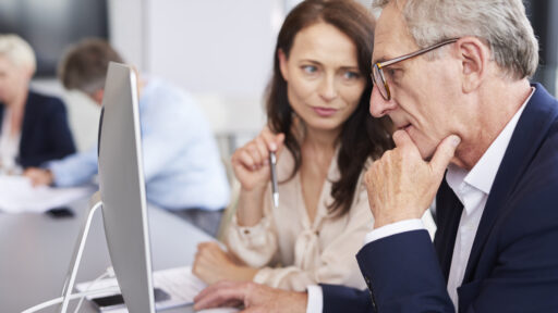 Directivos analizando los resultados luego de 3 meses de licencias de IA usadas solos como chat.