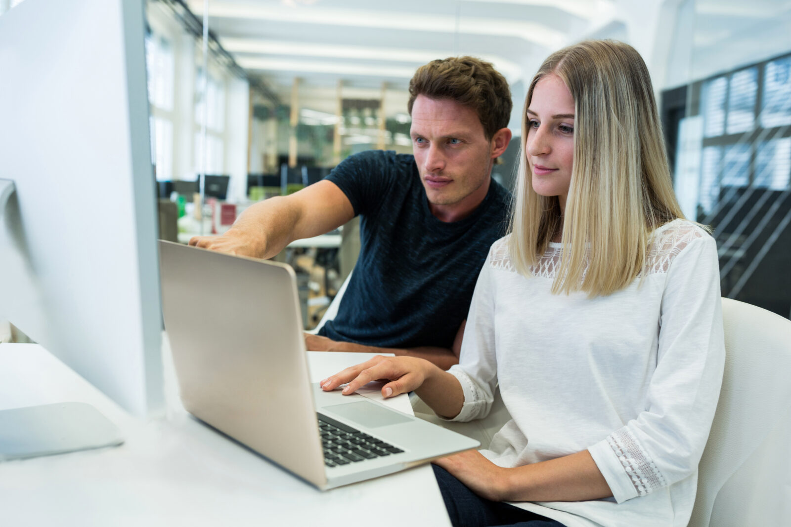 Ingeniero forward deployed trabajando junto a un cliente en la implementación de un software