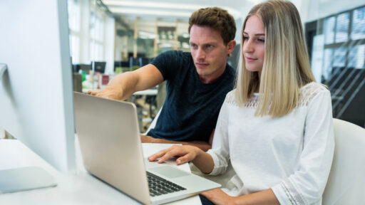 Ingeniero forward deployed trabajando junto a un cliente en la implementación de un software
