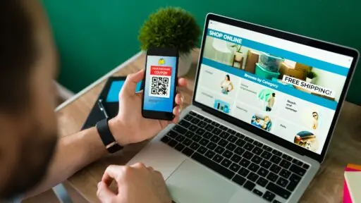 Persona usando un cupón desde su celular para un ecommerce