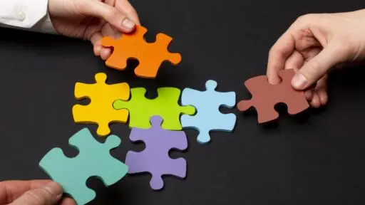 Personas con piezas de un rompecabezas armándolo