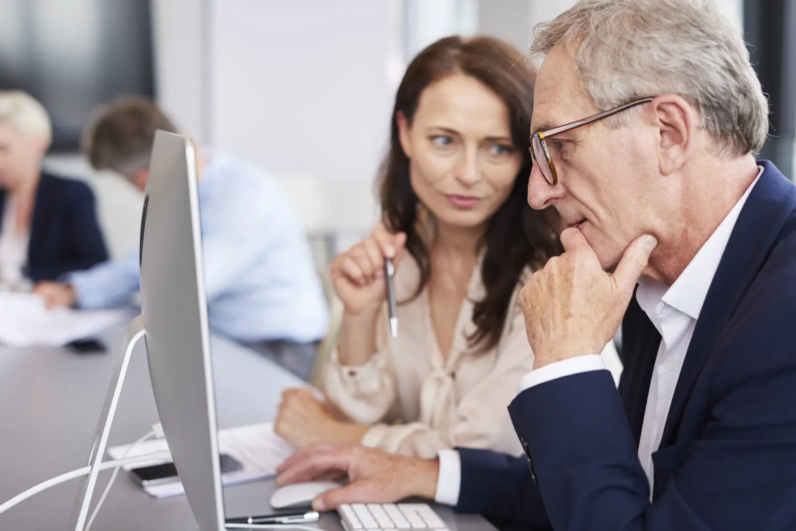 Directivos analizando los resultados luego de 3 meses de licencias de IA usadas solos como chat.