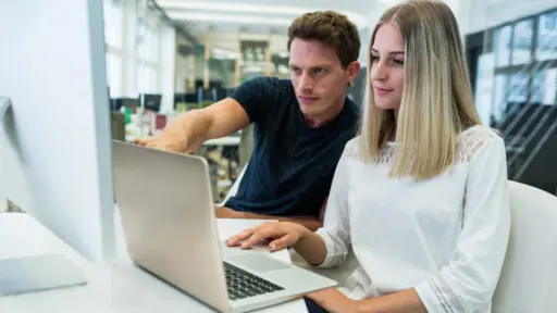 Ingeniero forward deployed trabajando junto a un cliente en la implementación de un software