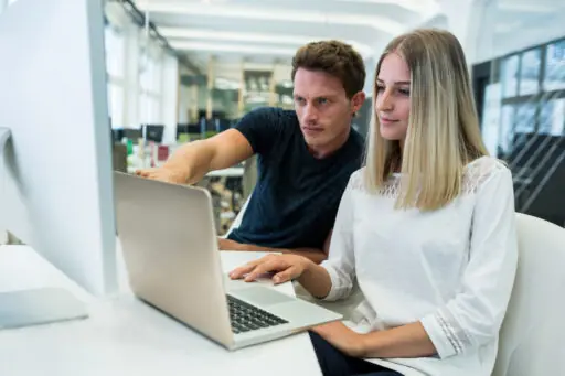 Ingeniero forward deployed trabajando junto a un cliente en la implementación de un software